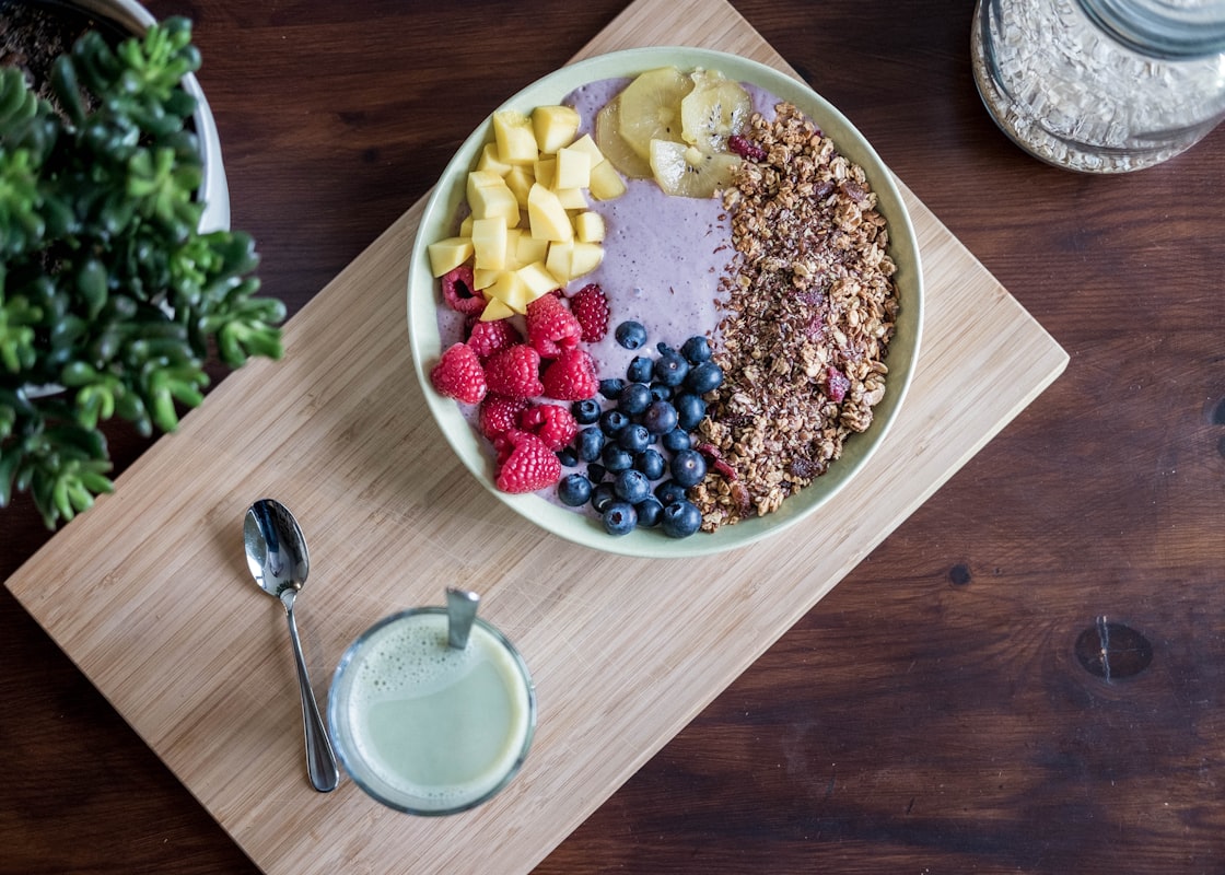 Petit-déjeuner équilibré avec fruits et céréales